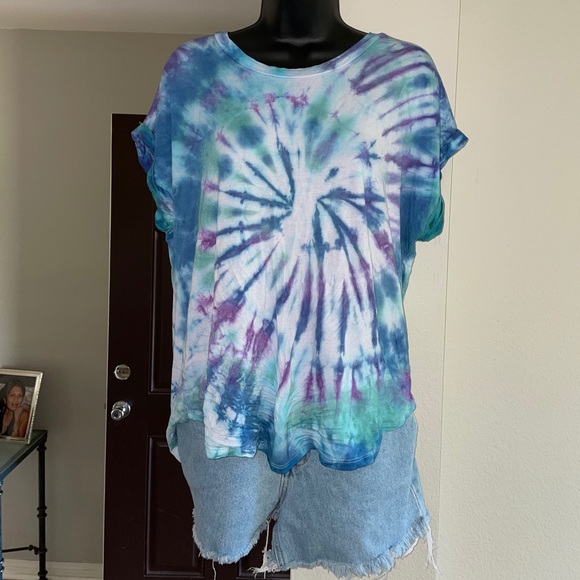 SUPER CUTE TRENDY TIE-DYE TOP!! - Picture 2 of 3